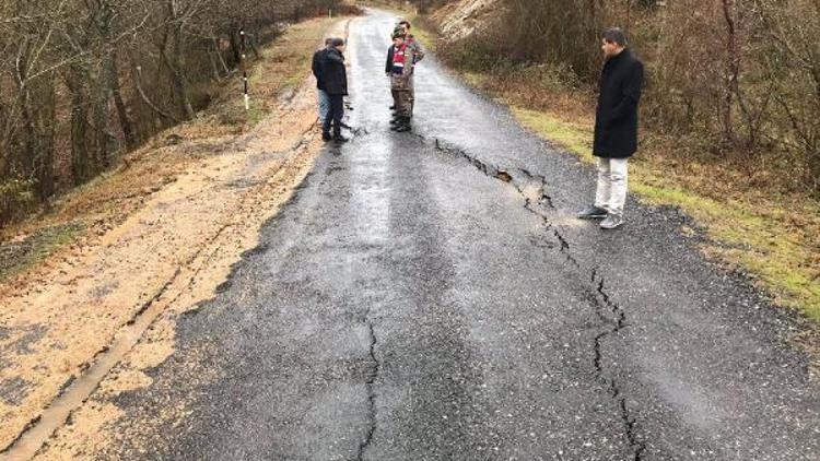 Şiddetli yağmurlardan yol çöktü