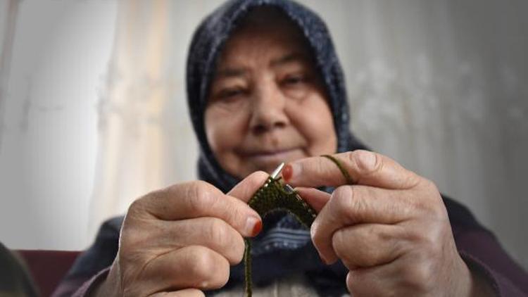 Kadınlardan Afrindeki Mehmetçiğe el emeği kışlık giysi