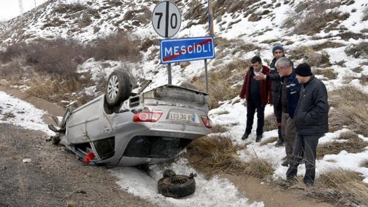 Devrilen otomobilin sürücüsü yaralandı