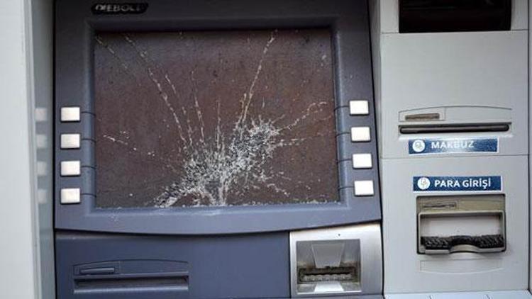 Parasını çekemeyince kızdığı ATM’yi parçaladı