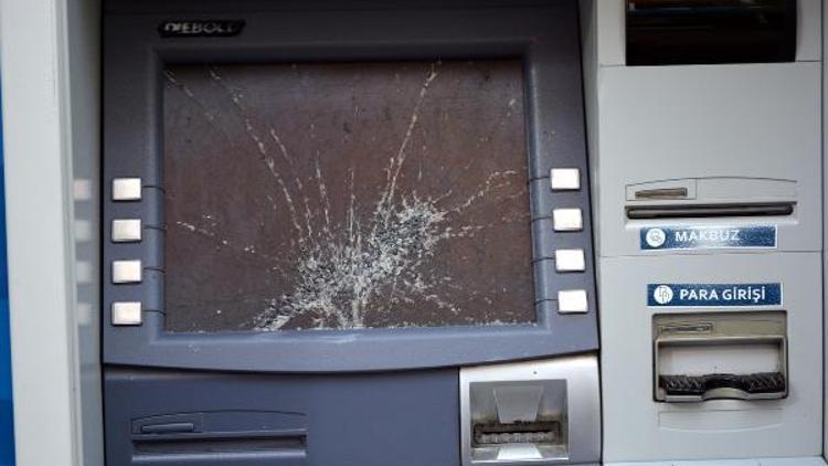 Parasını çekemeyince sinirlenip ATMyi kırdı