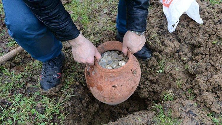 Biriktirdiği 45 bin lira madeni parayı toprağa gömdü