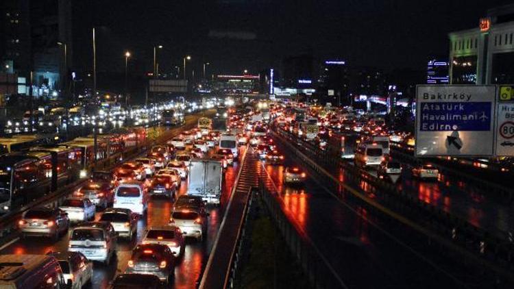 İstanbulda kar :  Trafik yoğunluğu yüzde 76 seviyesine ulaştı (2)