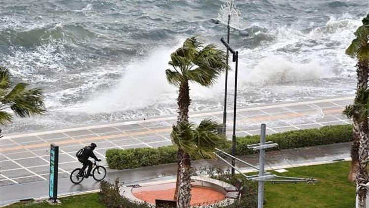 İzmirde tüm vapur seferleri iptal