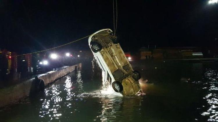 Polis otomobili denize düştü: 1 polis kayıp, 1 polis yaralı - Ek fotoğraf