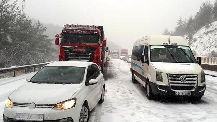 Kar yağışı, Adanada yol kapattı