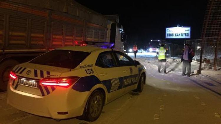 Çanakkale-İzmir karayolu kardan 1 saat trafiğe kapandı