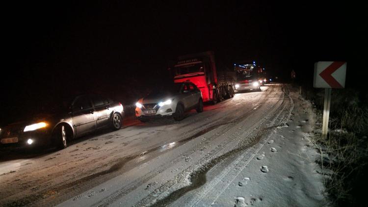 Çanakkale-İzmir karayolu kardan trafiğe kapandı Uzun kuyruklar oluştu