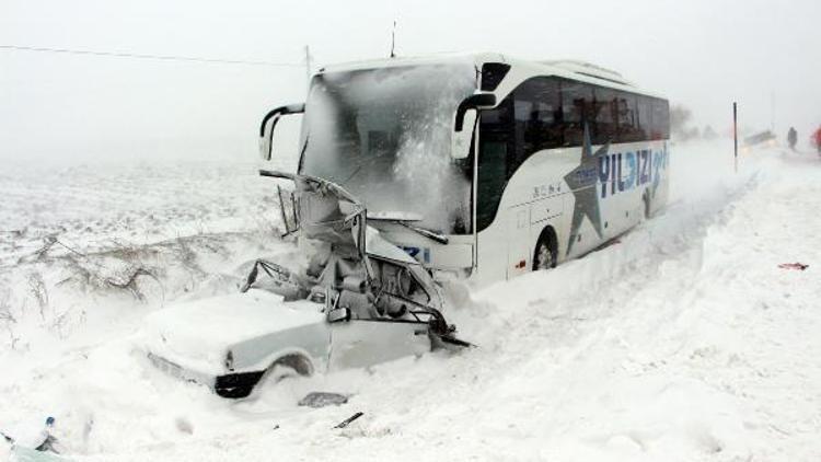 Yolcu otobüsü, park halindeki otomobile çarptı: 1 ölü, 3 yaralı