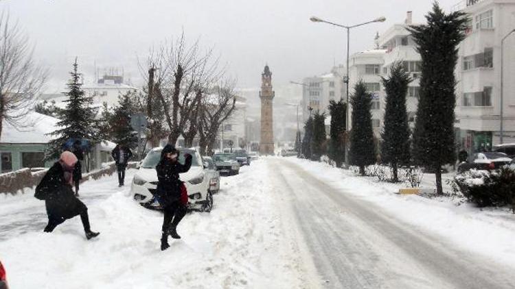 Yozgat’ta tipi, 103 köy yolunu kapattı