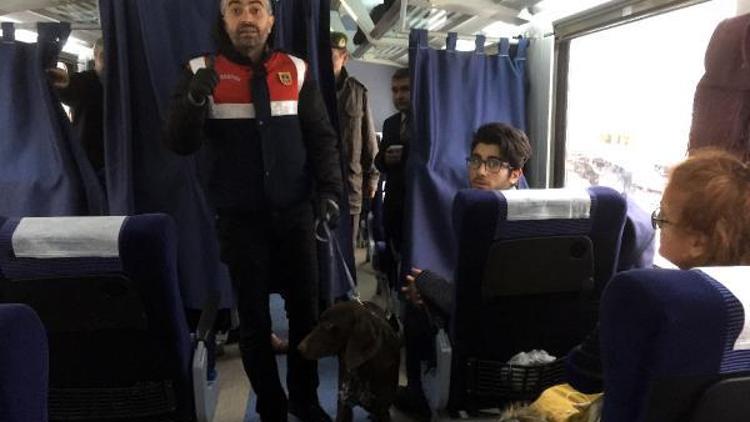 Yolcu treni dedektör köpeklerle arandı