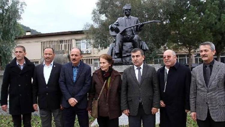 TRT sanatçısı Hamdi Özbayın heykeli dikildi