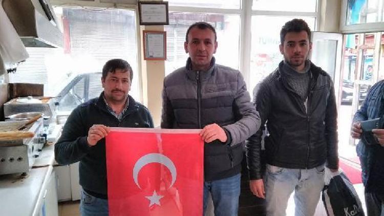 CHP Afrine destek için Türk bayrağı dağıttı