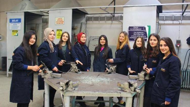 Bu okul metalci kız öğrencilerle fark yaratıyor