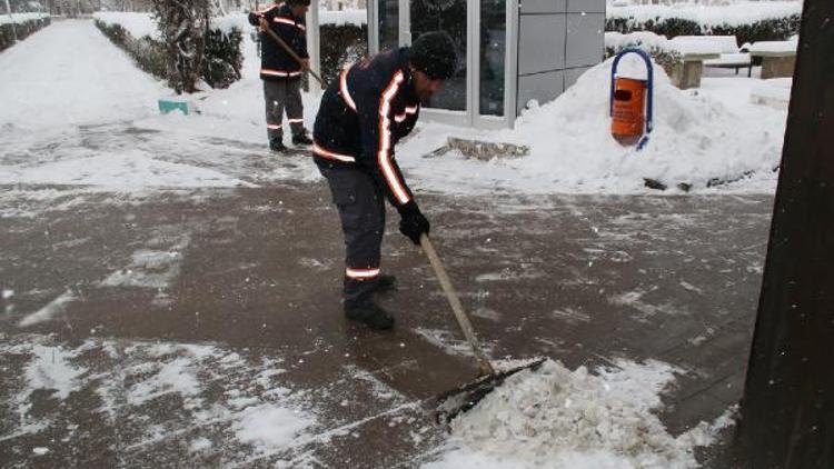 Akşehir belediyesinde kar temizleme çalışmaları aralıksız sürüyor