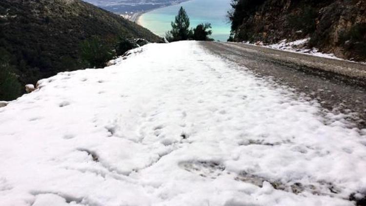 Finikenin yüksek kesimine kar yağdı