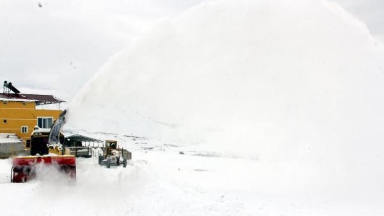 Kayserinin ilçelerinde karla mücadele sürüyor