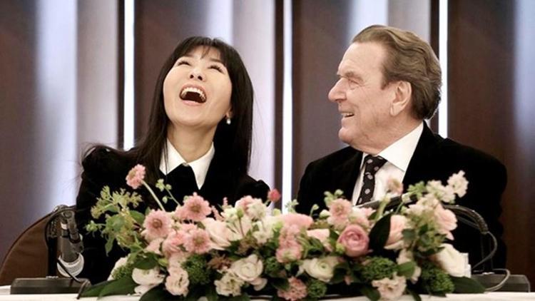 Almanya eski Başbakanı Schröder 26 yaş küçük sevgilisiyle evleniyor