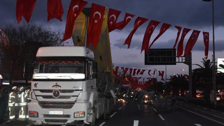 (GENİŞ HABER) Vatan Caddesinde damperi açılan hafriyat kamyonu EDS direğini devirdi; cadde trafiğe kapandı