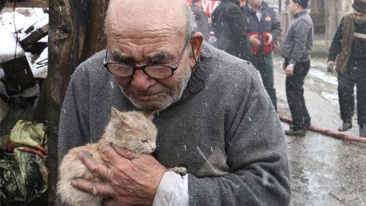 Yangında üşüten Ali Dede hastaneye kaldırıldı