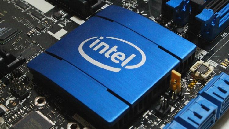 Intelin dördüncü çeyrek geliri arttı
