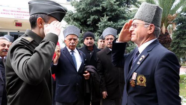 Kalpakları ve madalyaları ile gelip gönüllü asker olmak istediler