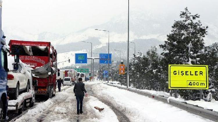 Kar Adanada yol kapattı  (2)