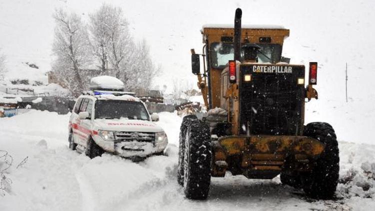 Yüksekovada hasta almaya giden ambulans kara saplandı