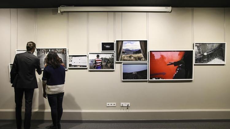 ‘Yalnızlık’ temalı eş zamanlı sergisi