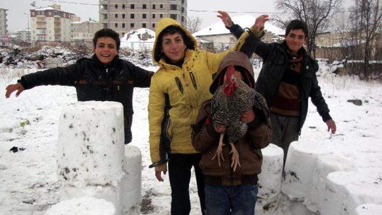 Suriyeli çocukların kar sevinci