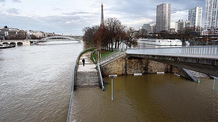 Seine Nehri Paris sokaklarında... 6 metre korkusu