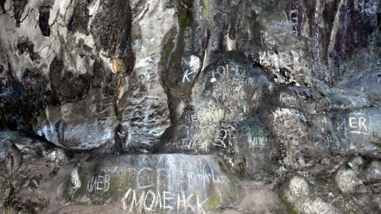 12 bin yıllık mağarayı yazı tahtasına çevirdiler
