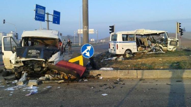 Bursada iki servis minibüsü çarpıştı: 3 ölü, 27 yaralı