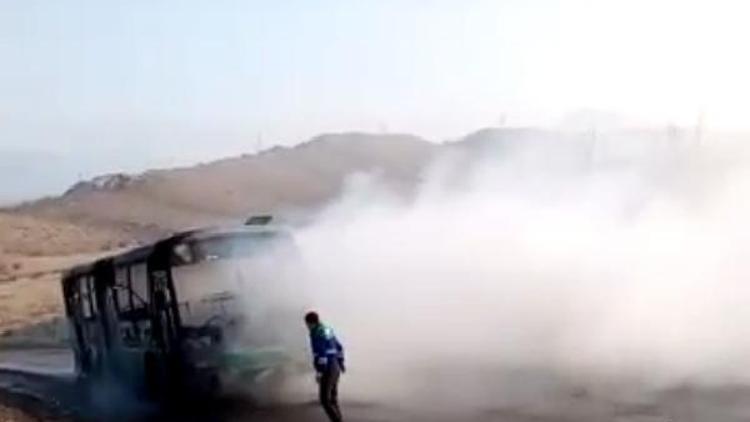 Termik santal işçilerini taşıyan servis otobüsü yandı