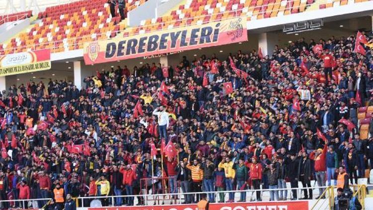 Evkur Yeni Malatyaspor - Demir Grup Sivasspor maçında tüm taraftarlar asker selamı verdi