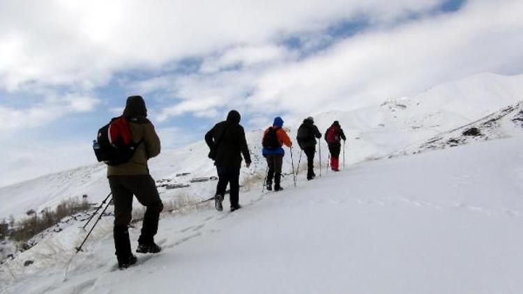 Dağcılar, 3 bin rakımlı Mor ve Şişol dağlarına yürüyüş düzenledi