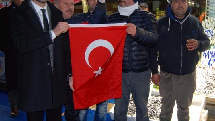 Afrin harekatına destek için Türk bayrağı dağıttılar