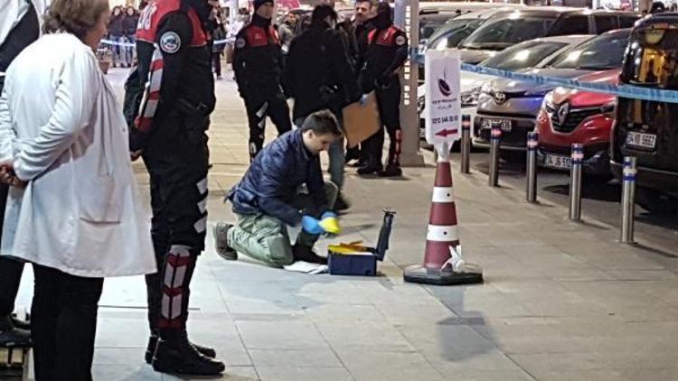 Zeytinburnunda silahlı saldırı: 3 kişi yaralandı; saldırı anı kamerada