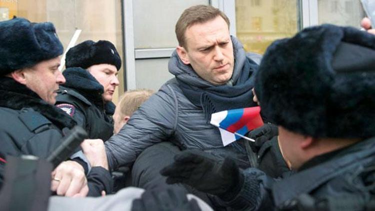 Rus muhalif Navalniy gözaltına alındı