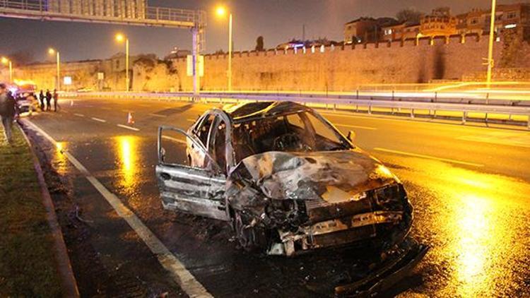 Fatihte polis aracına çarpan otomobil yandı