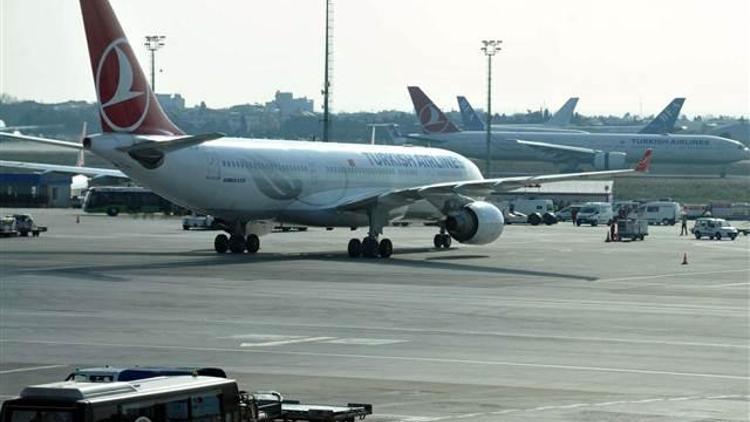 Kabin basıncı düşen uçak Atatürk Havalimanına geri döndü