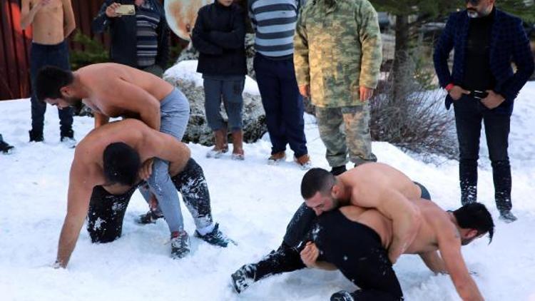 Antalyada yayla şenliğinde kar üstünde güreş