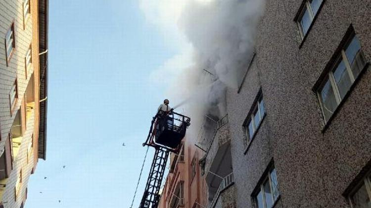 Yangında 4üncü kat balkonundan sarkan ev sahibini itfaiye kurtardı