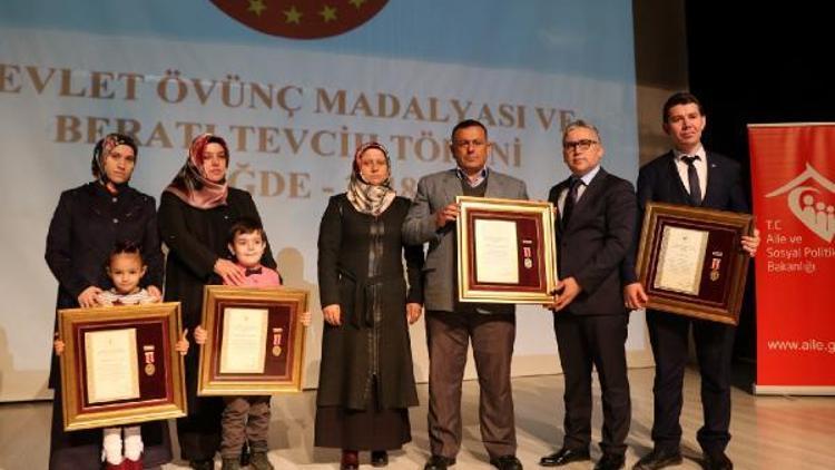 Niğde’de Şehit ailelerine ve gazilere devlet övünç madalyası verildi