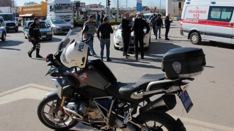 Otomobille çarpışan motosikletli polis memurları yaralandı