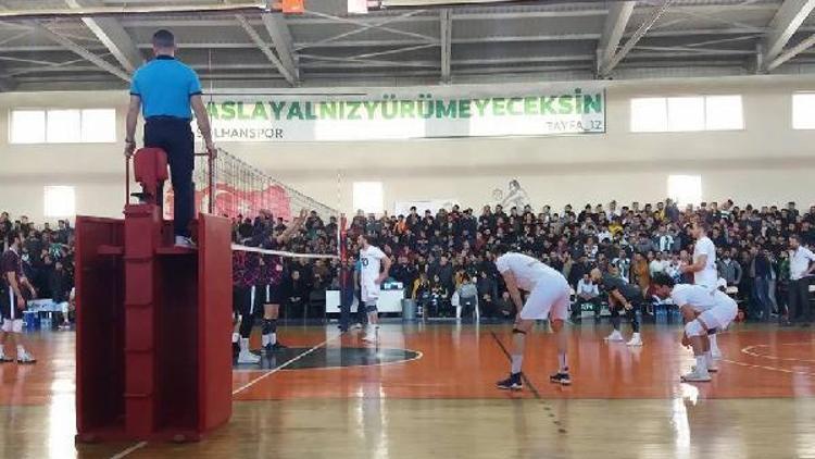 Bingölde taraftar sahaya girince voleybol maçı yarıda kaldı