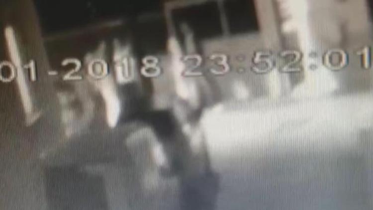 Kadın mali müşavir ile ablasını evinin önünde dövdüler