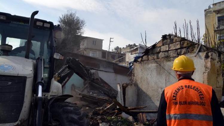 Akdeniz’de iki metruk bina yıkıldı