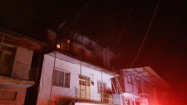 Adanada üç katlı müstakil bir evde yangın çıktı