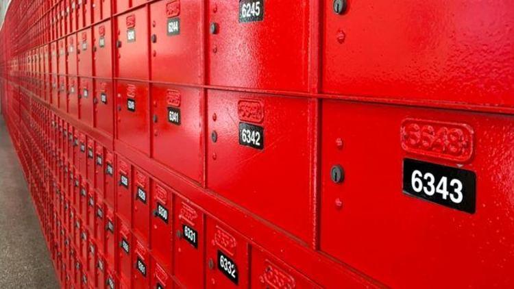 En az 8 yıldır yarım tondan fazla postayı teslim etmeyip biriktiren postacı yakalandı